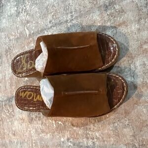 Comfortable brown suede wedge. Great for fall weather!🍁🍂🍁🍂🍁